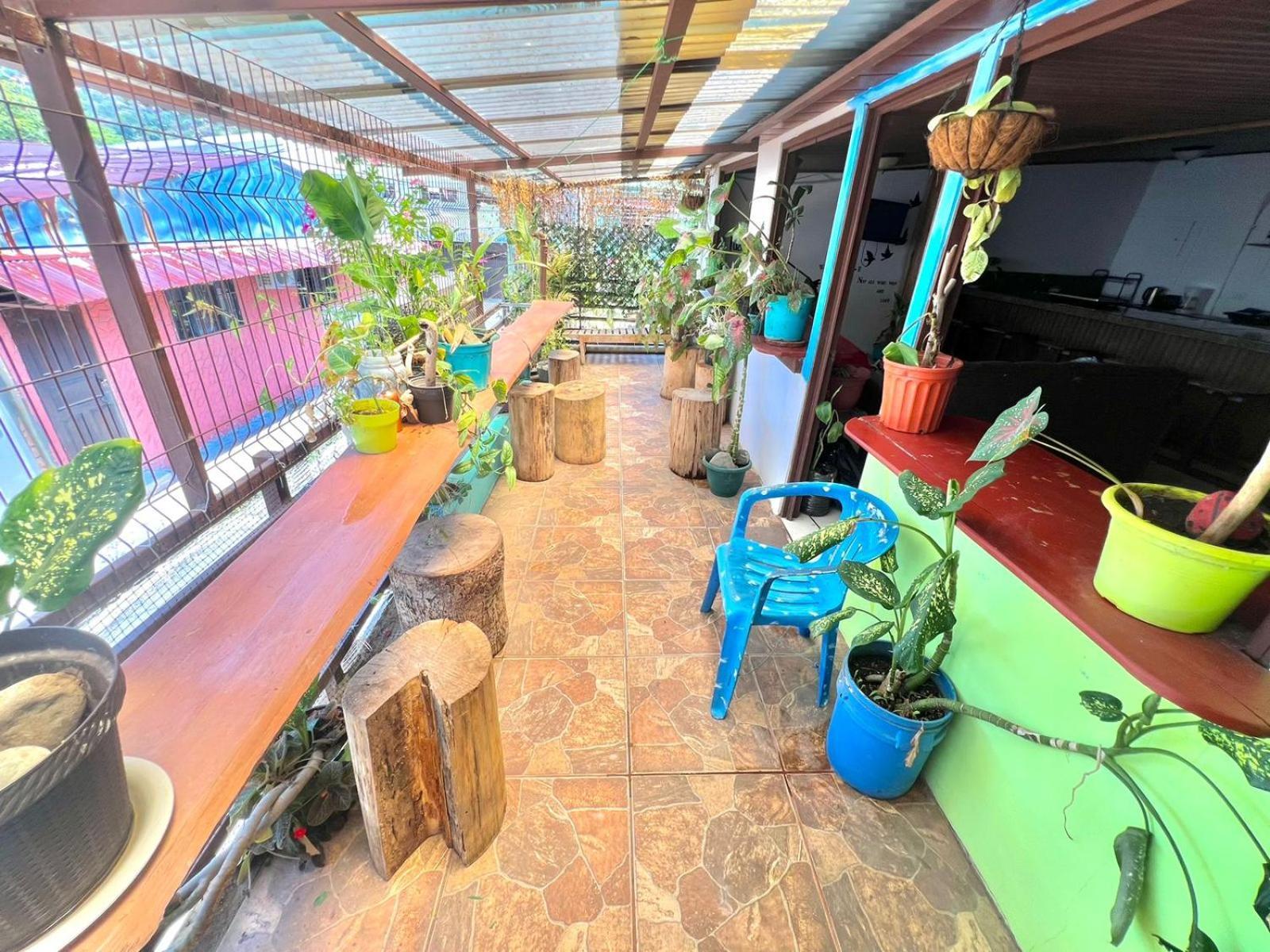 Cheap Hostel Quepos Esterno foto