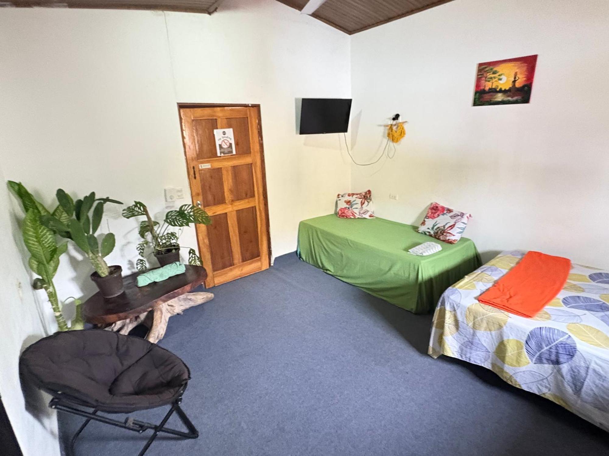 Cheap Hostel Quepos Esterno foto