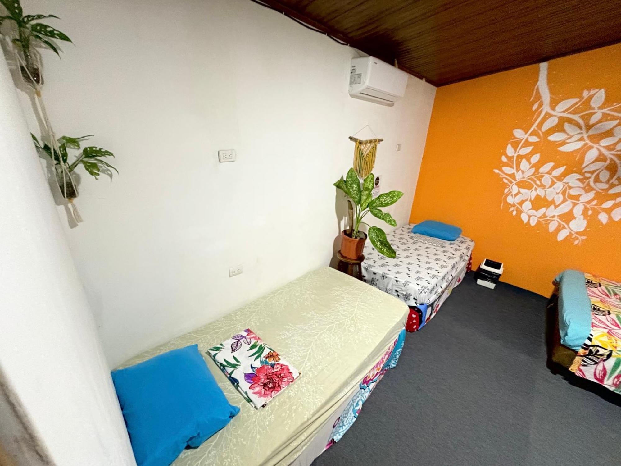 Cheap Hostel Quepos Esterno foto
