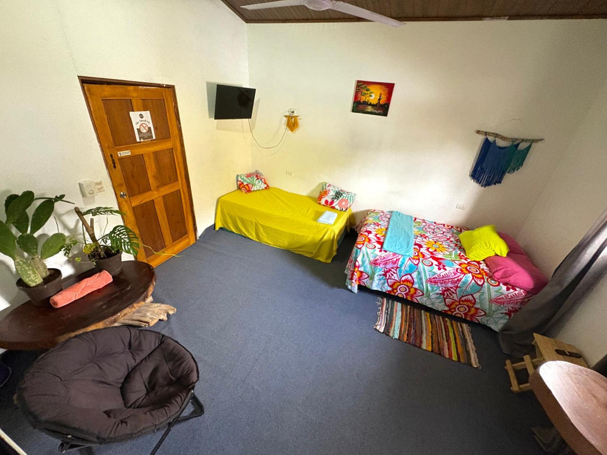 Cheap Hostel Quepos Esterno foto